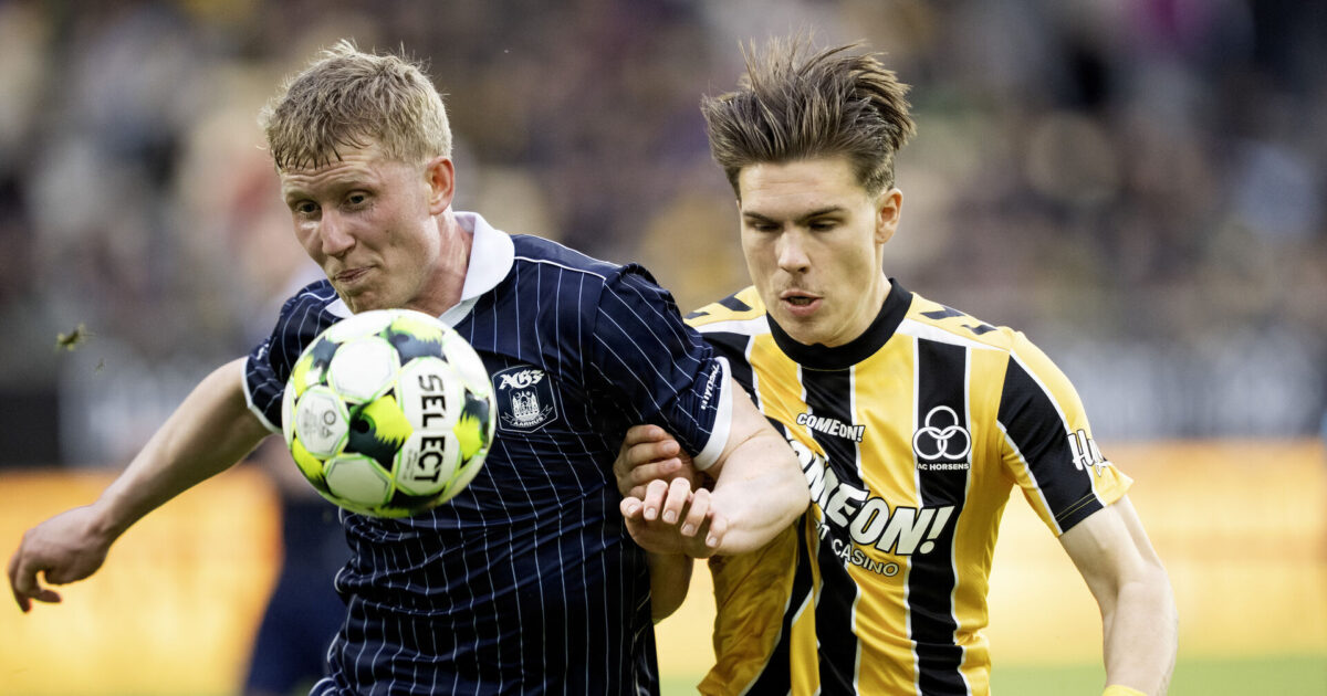 AGF og AC Horsens straffes for pyro – forskellige bødesatser Foto: Bo Amstrup/Ritzau Scanpix