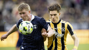 AGF- og AC Horsens-spillere i duel.