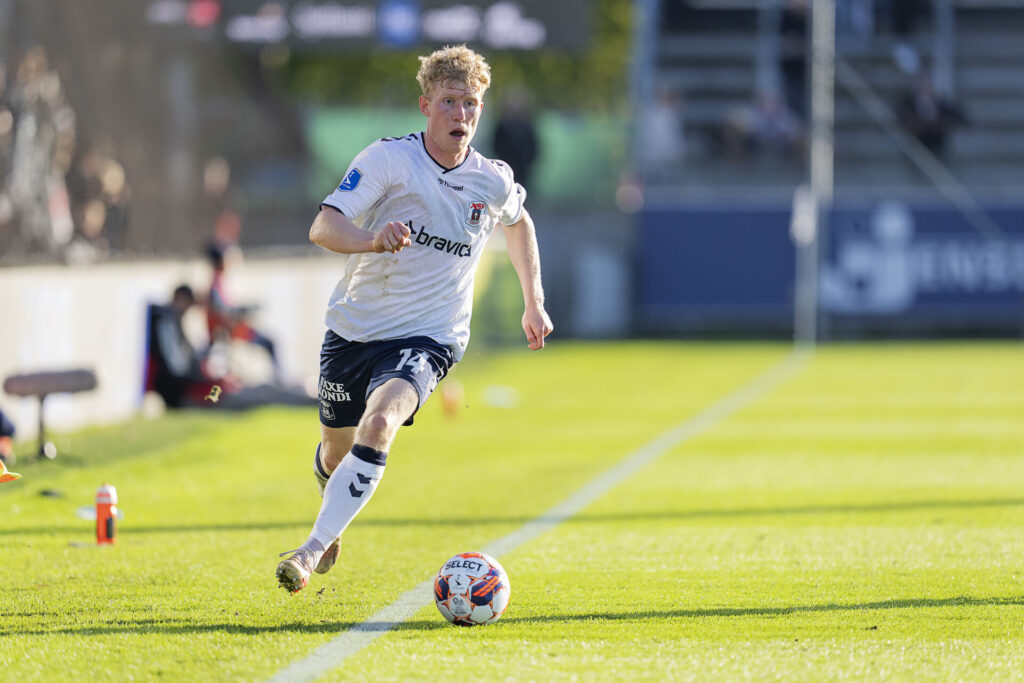Tobias Mølgaard i aktion for AGF imod Lyngby i 2023.
