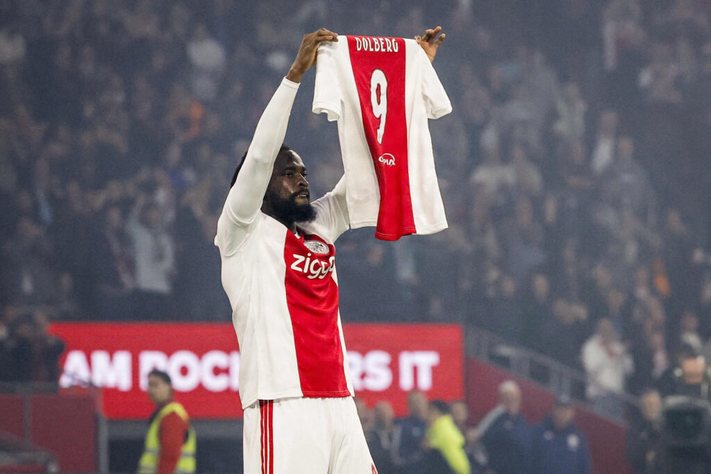 Tolu Arokodare viser trøje med Dolberg efter sin scoring i Æresdivisionen den 10. oktober 2026.