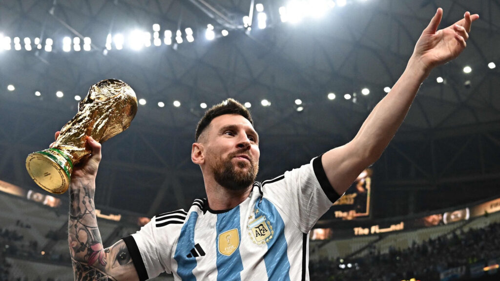 Lionel Messi løfter VM-trofæet for Argentina