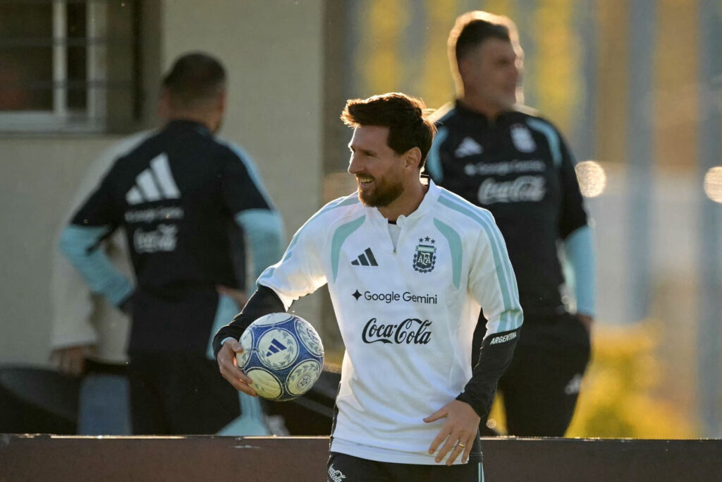 Lionel Messi med en bold under armen.