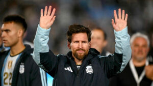 Lionel Messi takker fansene.