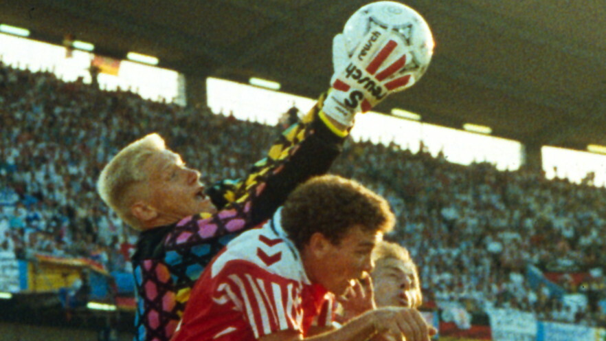 Peter Schmeichel griber bolden over hovedet på John "Faxe" Jensen