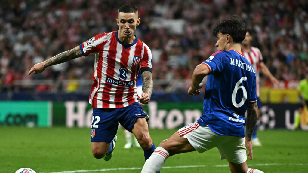 Lisandro Martinez i en duel mod Grimaldo