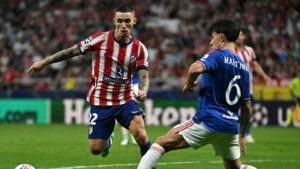 Lisandro Martinez i en duel mod Grimaldo