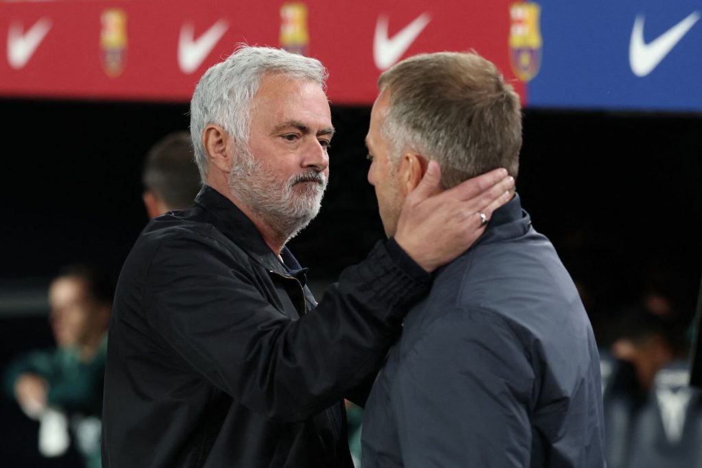 Jose Mourinho siger tak for kampen til Hansi Flick efter kampen i LaLiga mellem Real Madrid og Barcelona den 25. oktober 2026.