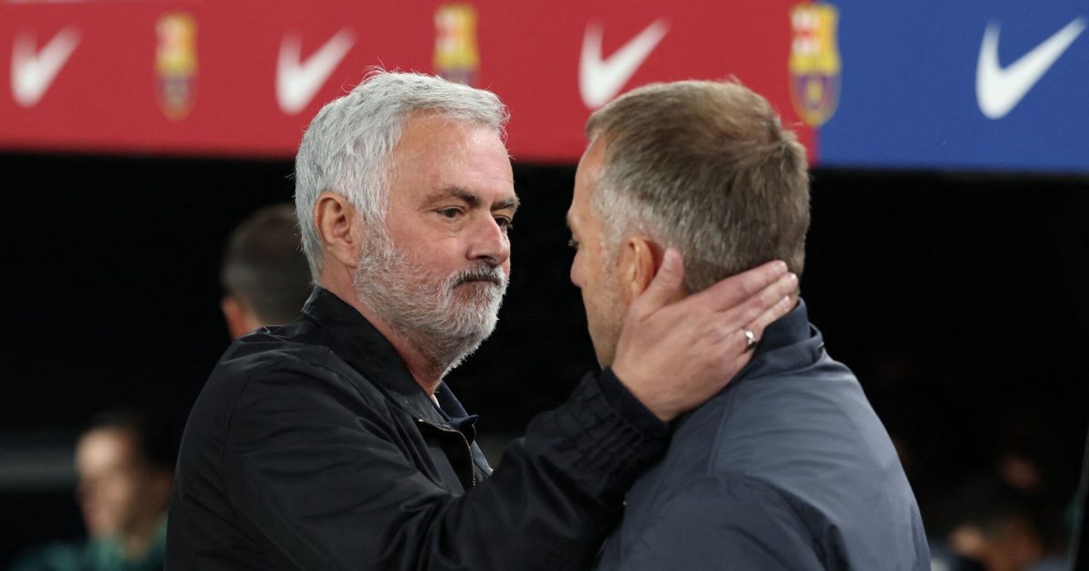 Mourinho får varm velkomst: Fans ventede langt ud på natten Foto: Photo by Lluis GENE 