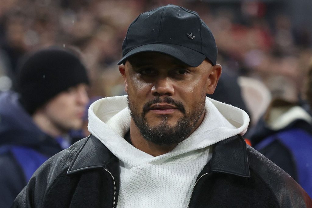 Vincent Kompany har kasket på og kigger ind i kameraet.