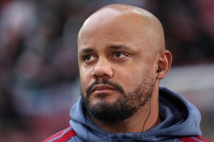 Vincent Kompany kigger til siden.