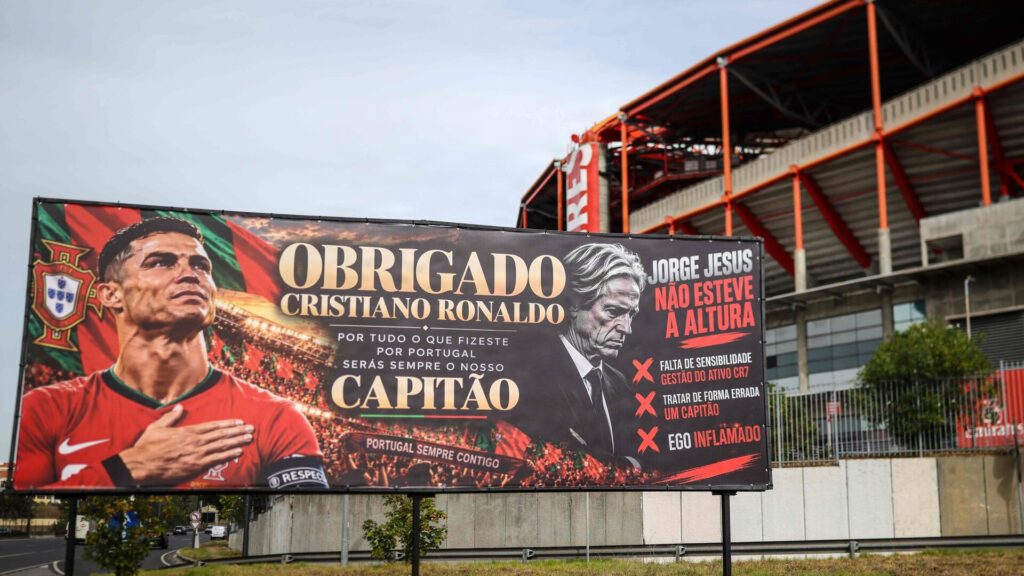 Et billboard foran Estadio da Luz i Lissabon, der viser støtte til Ronaldo og kritiserer Jorge Jesus