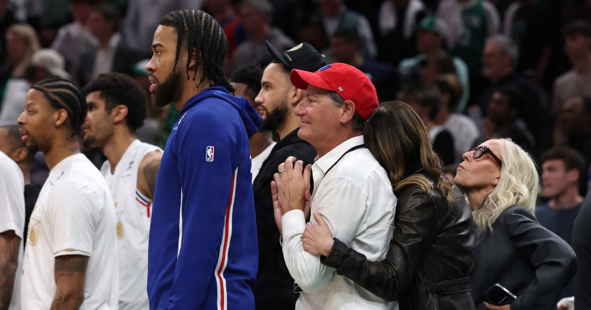 Vanvittig vækst: Brøndby-ejers hold koster 43 milliarder May 2, 2026; Boston, Massachusetts, USA; Philadelphia 76ers owner David Blitzer gets a hug from his wife Allison late in the second half of their win over the Boston Celtics in game seven of the first round of the 2026 NBA Playoffs at TD Garden. Mandatory Credit: Winslow Townson-Imagn Images