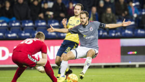 Niklas Backman dækker bolden af.