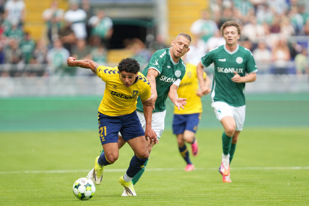 Kamp om bolden under et opgør mellem Brøndby og Viborg.