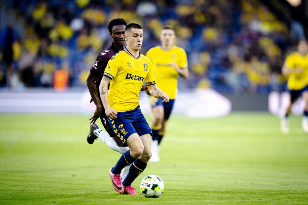 Oliver Villadsen løber med bolden.