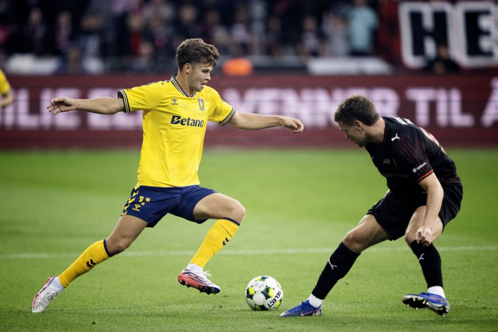 Filip Bundgaard dribler med bolden.