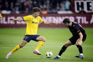 Filip Bundgaard dribler med bolden.
