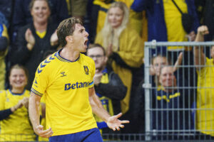 Luis Binks jubler vildt under en kamp for Brøndby.