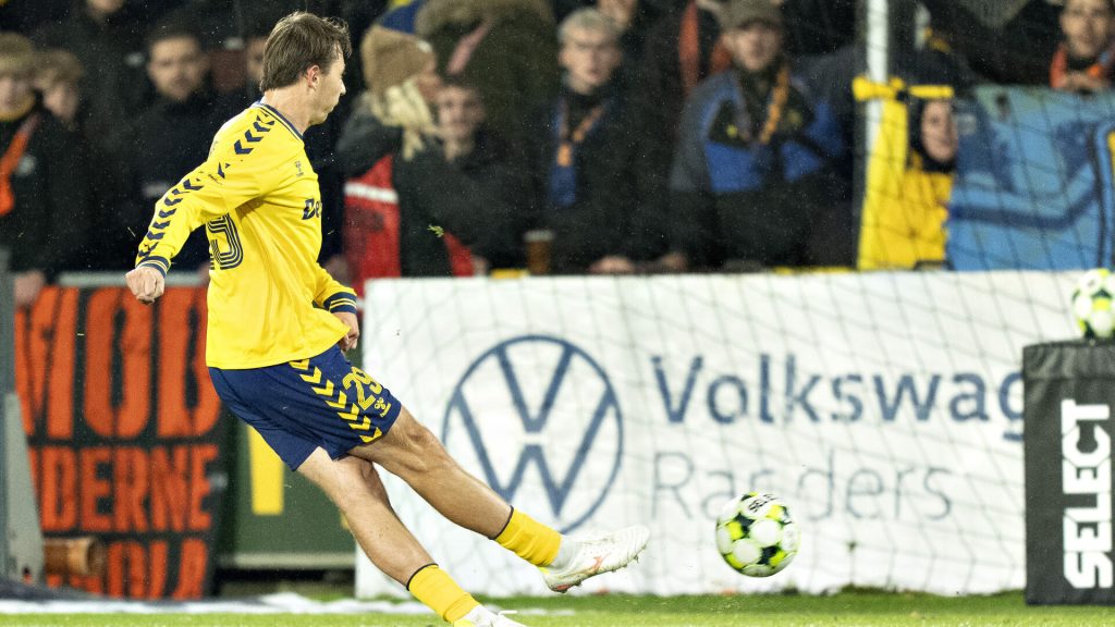 Mads Frøkjær scorer på straffespark