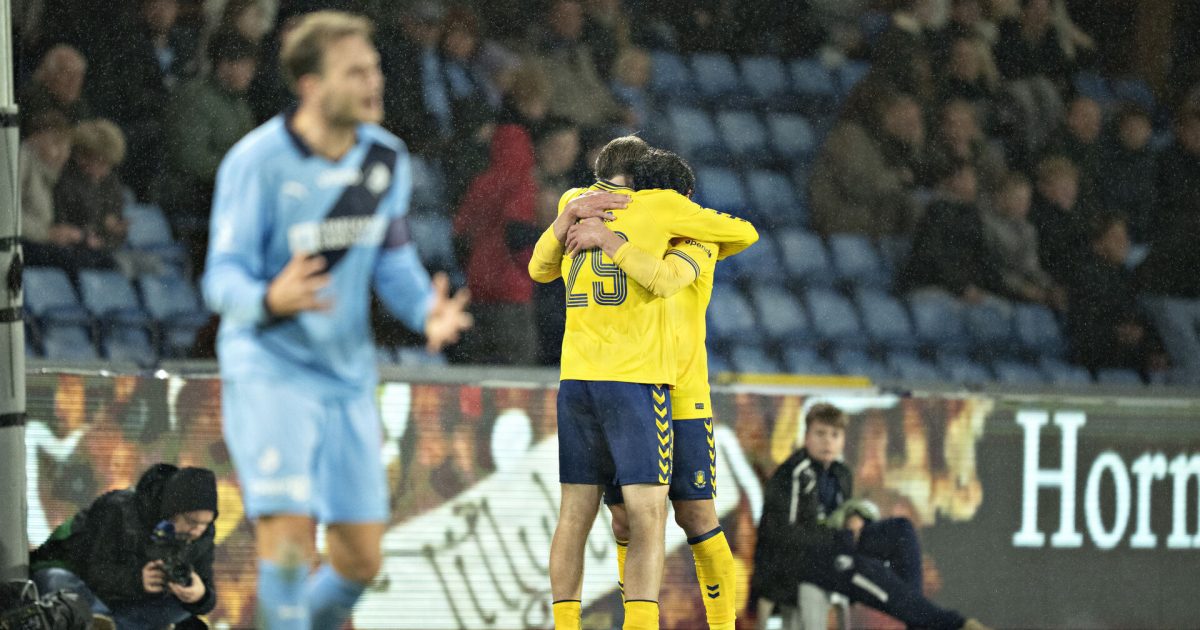 Tog fat i Younis: Han blev lidt liderlig efter at sparke Foto: Henning Bagger/Ritzau Scanpix