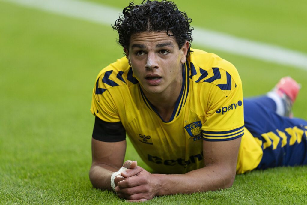 Marcus Younis ligger på banen.