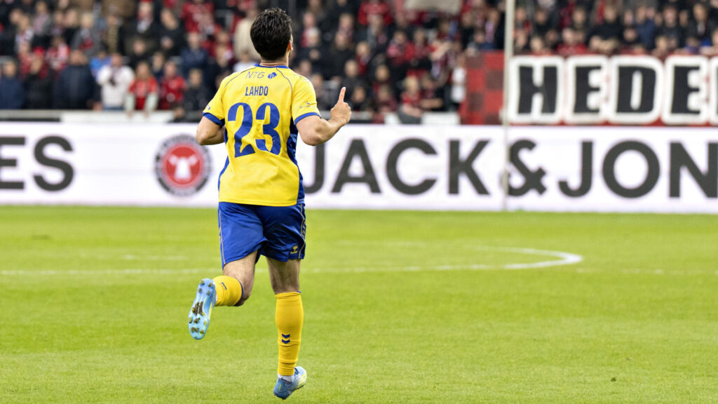 Mayckel Lahdo fejrer en scoring mod FC Midtjylland