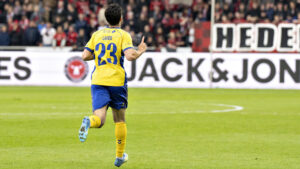 Mayckel Lahdo fejrer en scoring mod FC Midtjylland