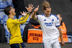 Felix Beijmo giver en thumbs up.