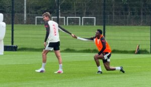 Andreas Maxsø hjælper Friday Etim op til træning i FC Midtjylland.