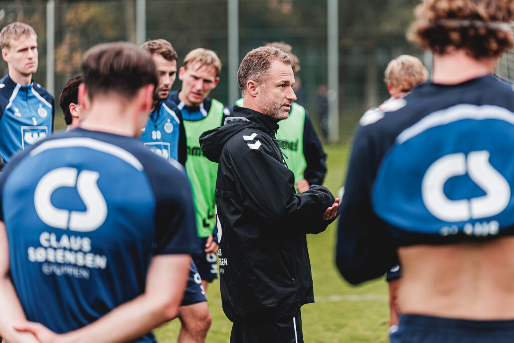 Hjalte Bo Nørregaard giver sine spillere i esbjerg instruktioner.
