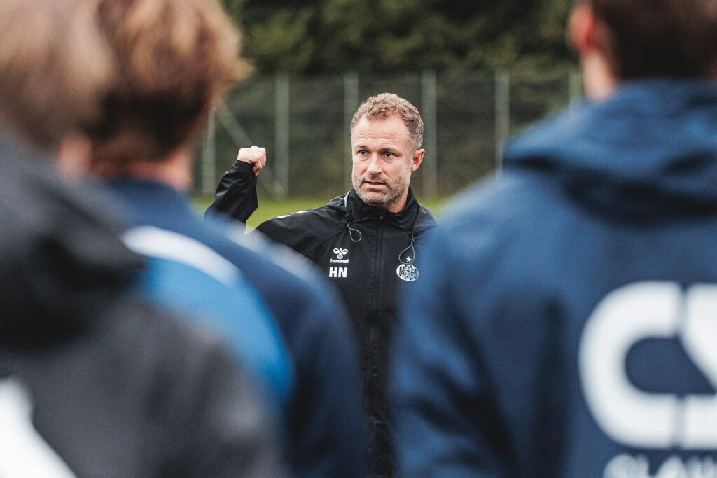 Hjalte Bo Nørregaard i Esbjerg-træningstøj blandt sine spillere.