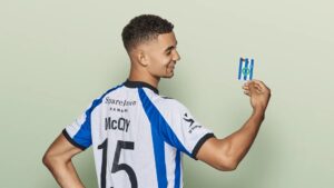 Marcus McCoy holder et OB-mastercard op.