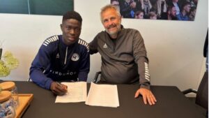 Roma Wilfried Seahet skriver under på kontrakten i Vendsyssel