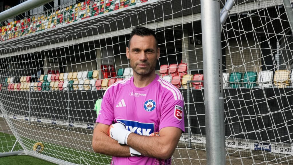 Thomas Mikkelsen med lyserød Silkeborg-målmandstrøje og armene over kors.