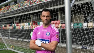 Thomas Mikkelsen med lyserød Silkeborg-målmandstrøje og armene over kors.