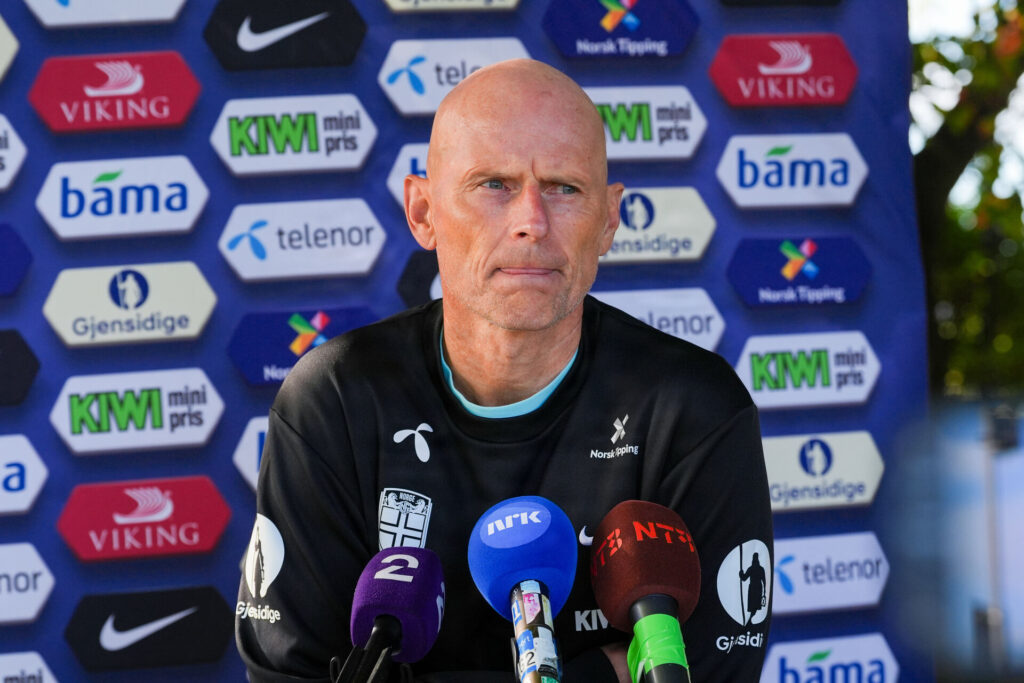 Ståle Solbakken på pressemøde med det norske landshold