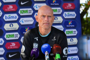 Ståle Solbakken på pressemøde med det norske landshold