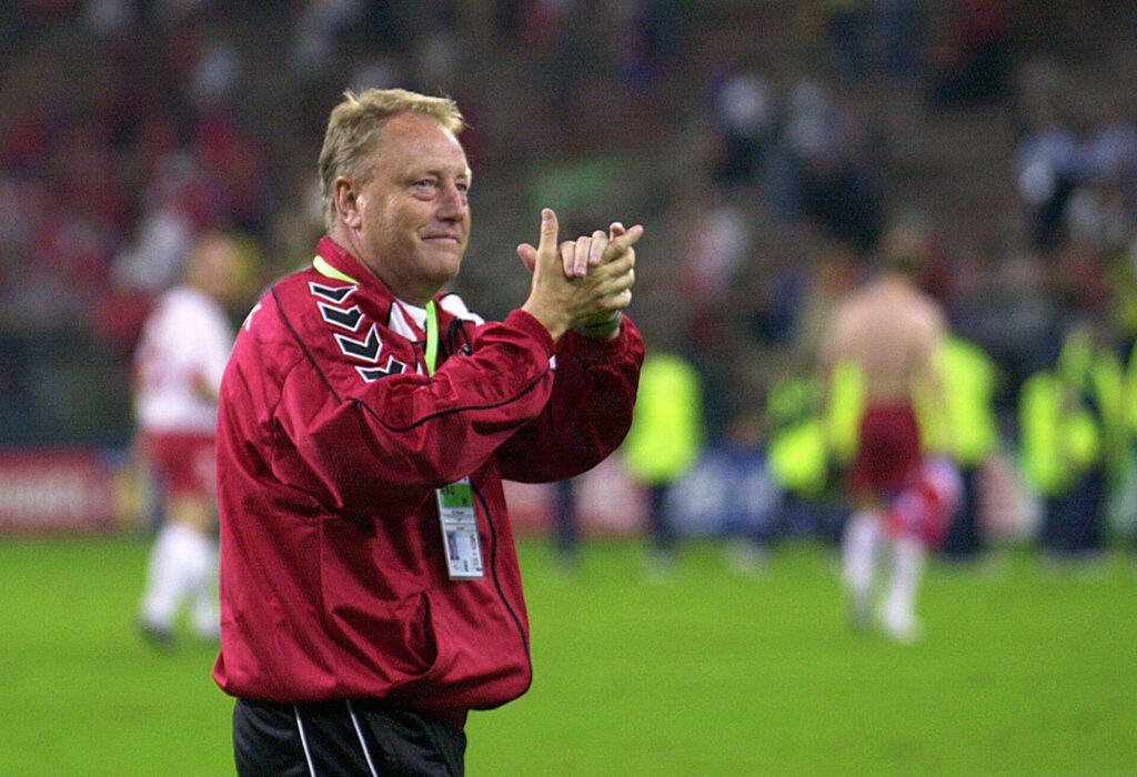 Bo 'Bosse' Johansson klapper efter en kamp med Danmark.