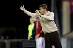 Lars Knudsen dirigerer sine spillere.