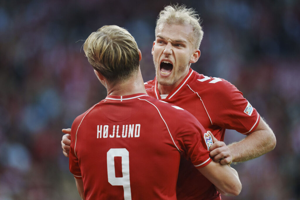 Gustav Isaksen og Rasmus Højlund jubler