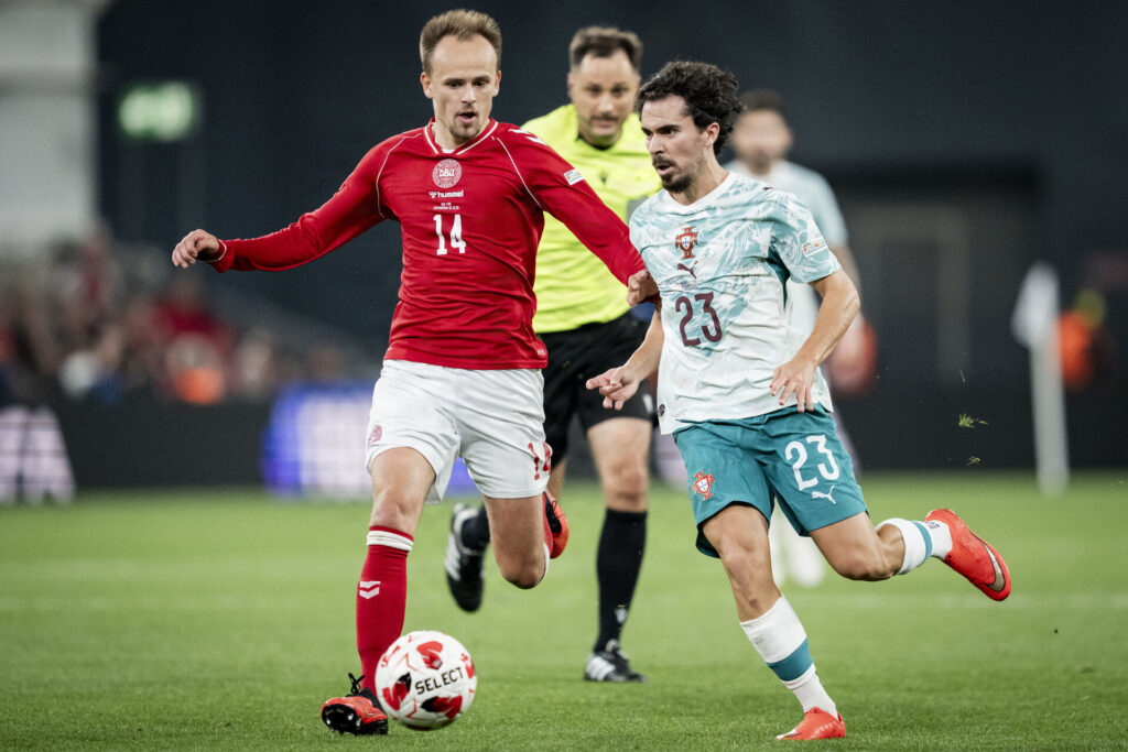 Mikkel Damsgaard i aktiom imod Portugal