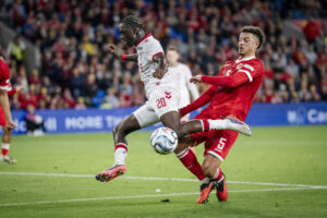 Mohamed Daramy i aktion for Danmark mod Wales.
