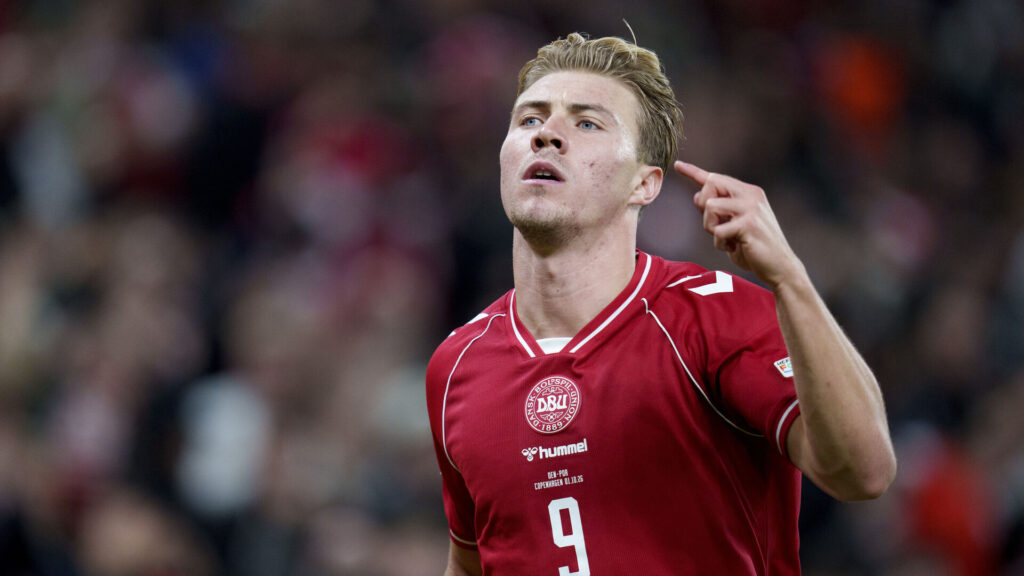 Rasmus Højlund jubler efter scoring mod Portugal.