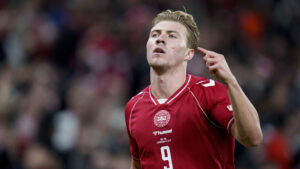 Rasmus Højlund jubler efter scoring mod Portugal.