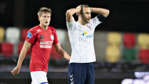 Niklas Backman med armene på hovedet.