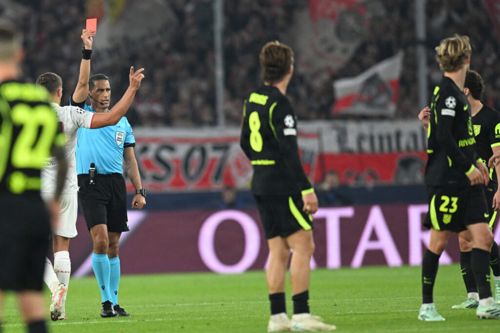 Morten Hjulmand får rødt kort undere Atletico Madrids kamp mod Stuttgart.