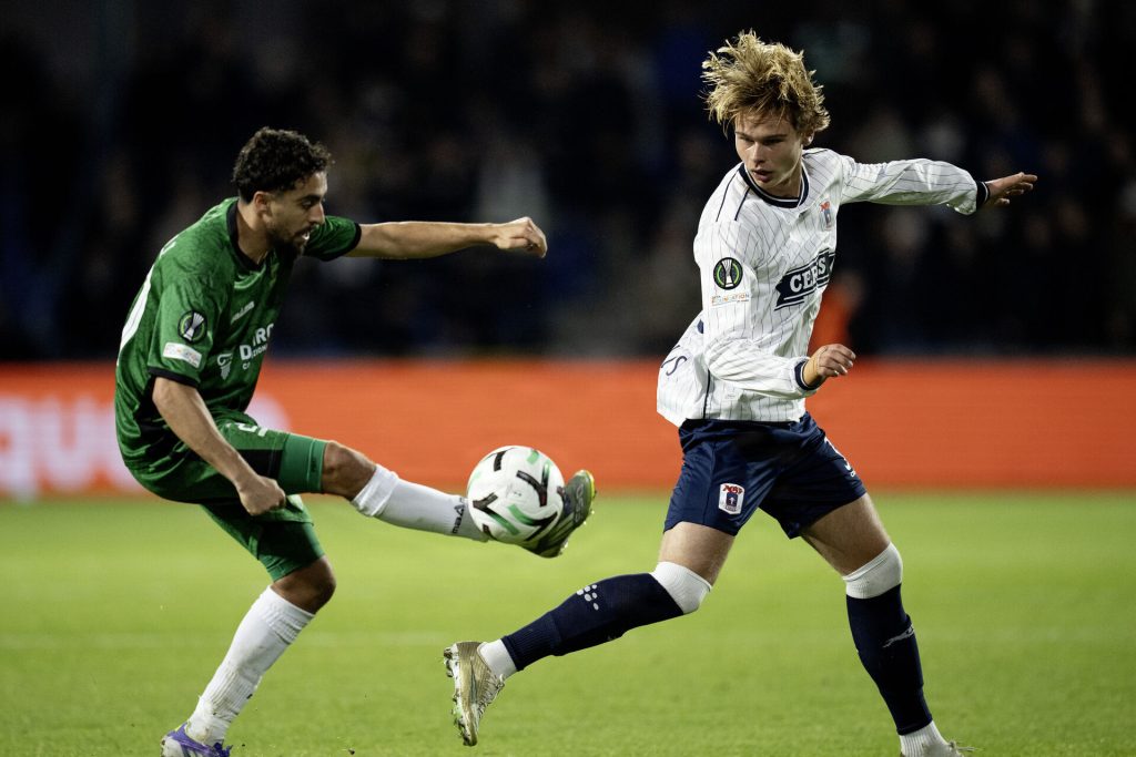 Frederik Emmery i aktion for AGF mod Viborg FF.