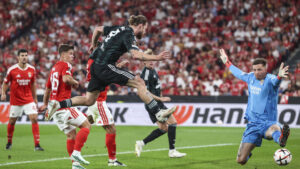Kasper Høgh skyder på mål i kampen mod Benfica