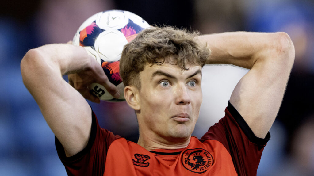 Adam Nygaard kaster indkast for FC Fredericia.