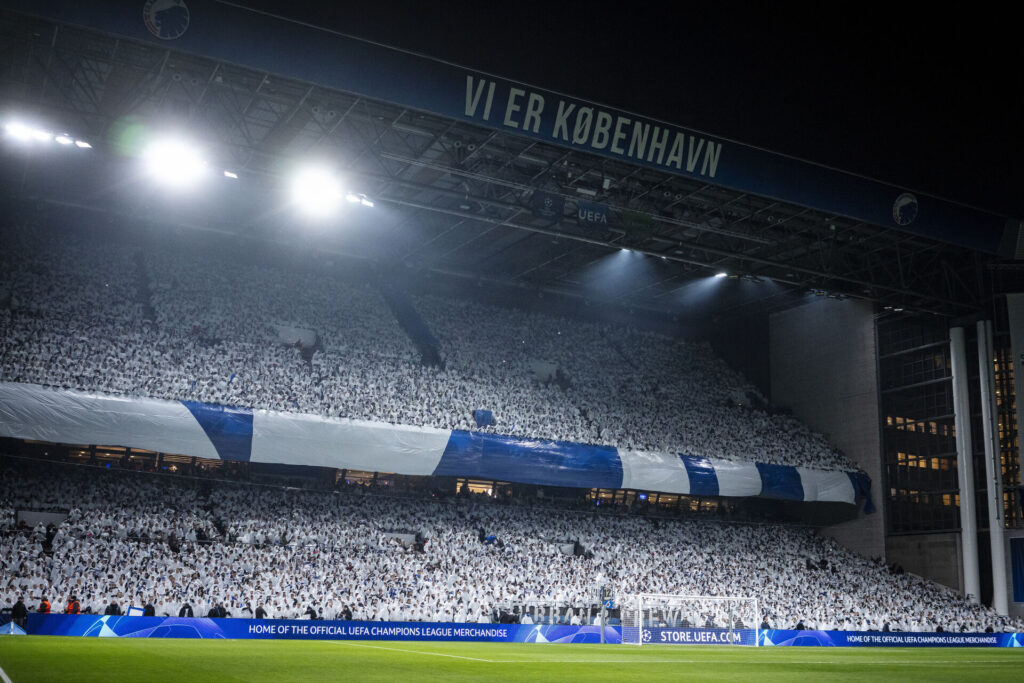 FCK-fansene med en tifo.